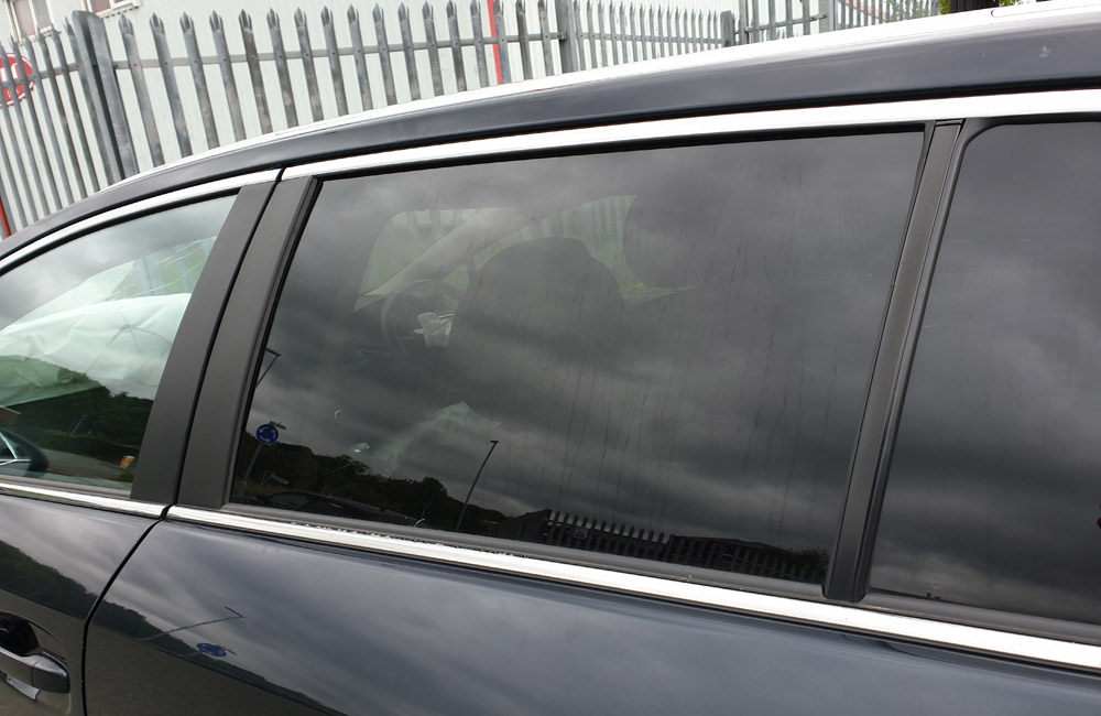 Toyota Avensis T4 D4D Door window glass passenger side rear